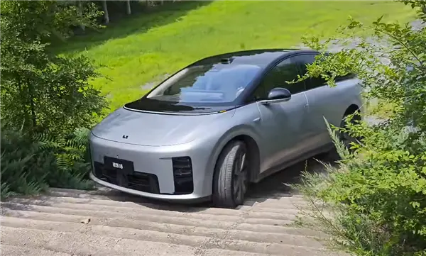 理想高管曬圖稱i8遭友商抹黑 樂道總裁:建議直接報警 理想高管曬圖稱i8遭友商抹黑 樂道總裁:建議直接報警