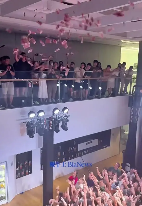 影石創(chuàng)新回應(yīng)創(chuàng)始人向員工撒錢(qián):老板自掏腰包參與團(tuán)建互動(dòng) 微信圖片_2025-08-16_073415_756.png