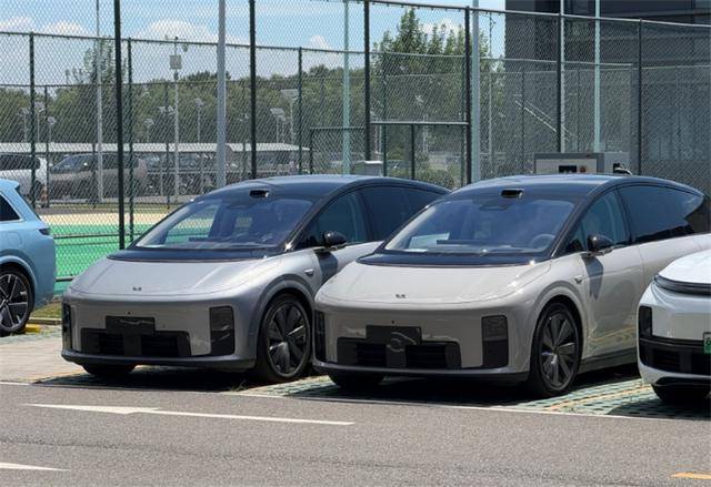 理想i8還會降價嗎?三款不同配置售價32.18萬元起,但是卻因為頂配車型才有“冰箱”、“彩電”,以及發(fā)布會上理想i8對撞卡車的內(nèi)容,再次引發(fā)全網(wǎng)熱議