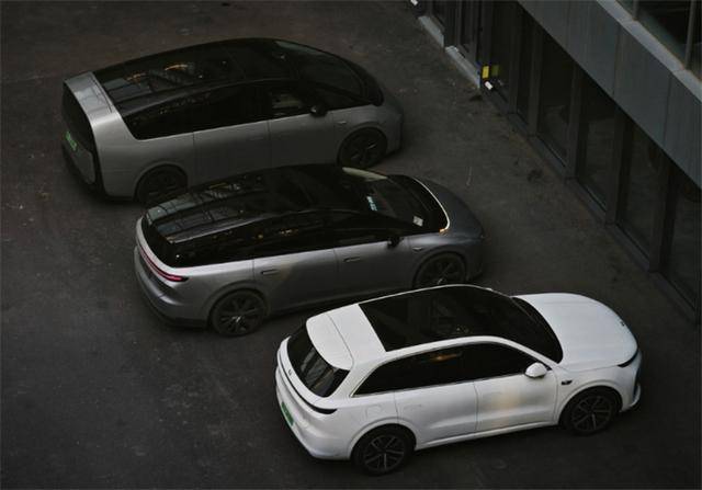 理想i8還會降價嗎?三款不同配置售價32.18萬元起,但是卻因為頂配車型才有“冰箱”、“彩電”,以及發(fā)布會上理想i8對撞卡車的內(nèi)容,再次引發(fā)全網(wǎng)熱議