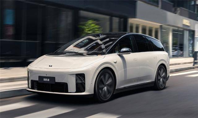 理想i8還會降價嗎?三款不同配置售價32.18萬元起,但是卻因為頂配車型才有“冰箱”、“彩電”,以及發(fā)布會上理想i8對撞卡車的內(nèi)容,再次引發(fā)全網(wǎng)熱議