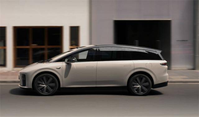 理想i8還會降價嗎?三款不同配置售價32.18萬元起,但是卻因為頂配車型才有“冰箱”、“彩電”,以及發(fā)布會上理想i8對撞卡車的內(nèi)容,再次引發(fā)全網(wǎng)熱議