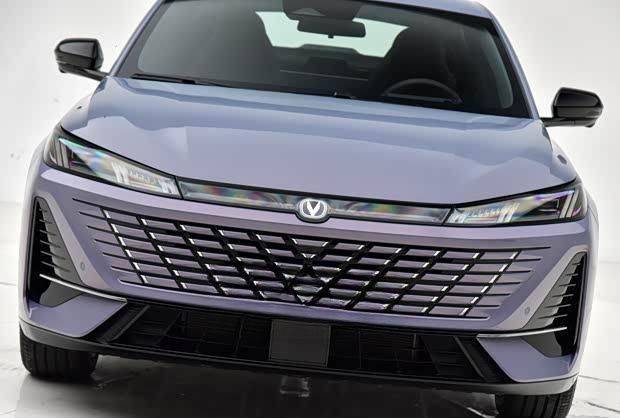 2026款長(zhǎng)安逸動(dòng)煥新登場(chǎng):全新設(shè)計(jì)語(yǔ)言引領(lǐng)潮流風(fēng)尚