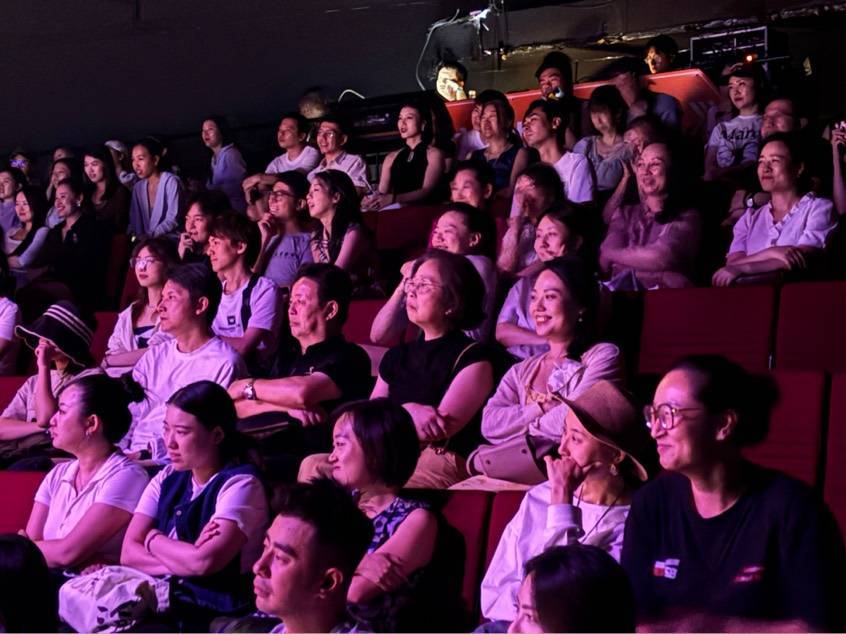 重慶本土原創話劇《一個獨居女人的三本書》首演