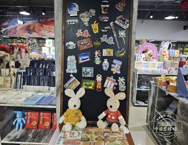 中書房·新華文創(chuàng)書店:解鎖“閱讀+文創(chuàng)”新體驗