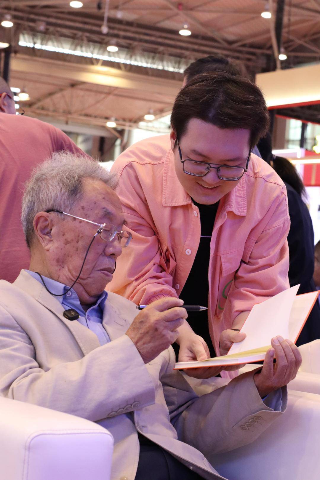 九旬王蒙現身天府書展神侃“聊齋” 相聲式闡釋“極限”寫作引滿堂彩