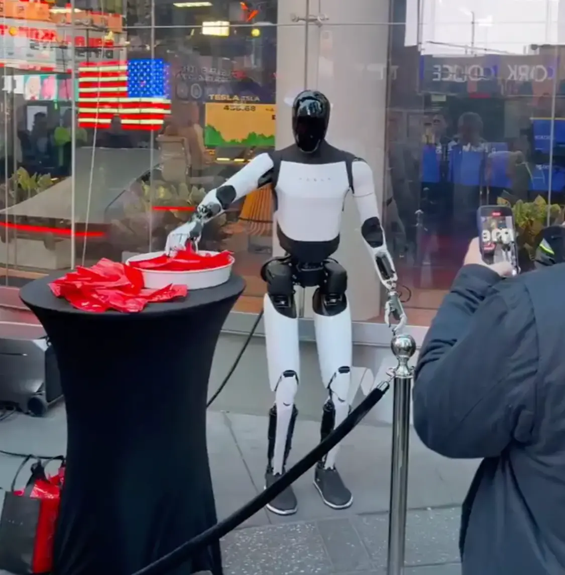 特斯拉亮相時代廣場展示兩大未來產品:Optimus機器人發糖果 Optimus發糖