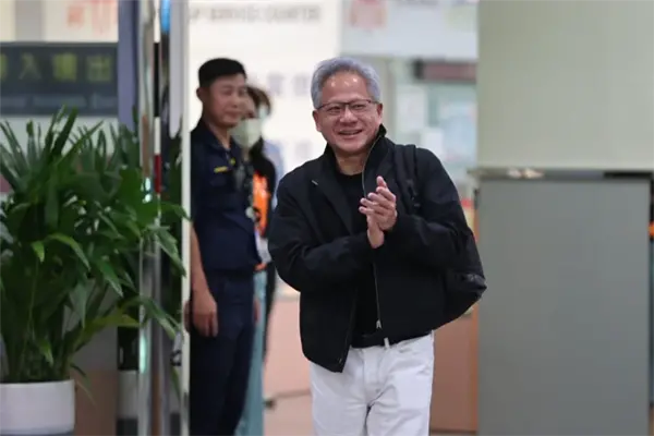 年內第四次:黃仁勛乘專機造訪中國臺灣!直奔臺積電3nm廠區 年內第四次:黃仁勛乘專機造訪中國臺灣!直奔臺積電3nm廠區