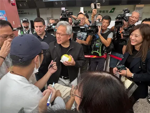 年內第四次:黃仁勛乘專機造訪中國臺灣!直奔臺積電3nm廠區 年內第四次:黃仁勛乘專機造訪中國臺灣!直奔臺積電3nm廠區
