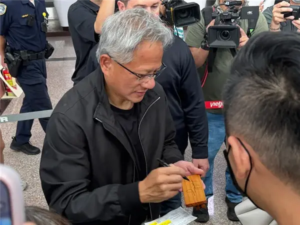 年內第四次:黃仁勛乘專機造訪中國臺灣!直奔臺積電3nm廠區 年內第四次:黃仁勛乘專機造訪中國臺灣!直奔臺積電3nm廠區