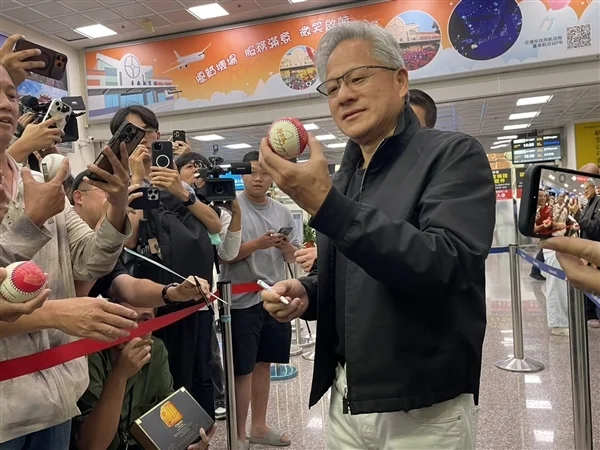 年內第四次:黃仁勛乘專機造訪中國臺灣!直奔臺積電3nm廠區 年內第四次:黃仁勛乘專機造訪中國臺灣!直奔臺積電3nm廠區