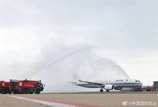 身披五星紅旗!國航C919載旗首飛香港:民航最高禮儀水門迎接 身披五星紅旗!國航C919載旗首飛香港:民航最高禮儀水門迎接
